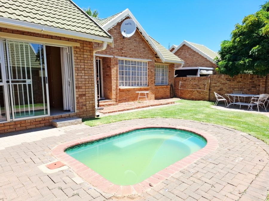 3 Bedroom Property for Sale in Langenhovenpark Free State